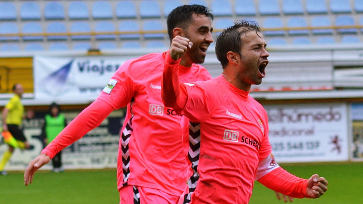 Antonio Martínez celebra un gol con la Cultural. (Fuente: Cultural y Deportiva Leonesa)