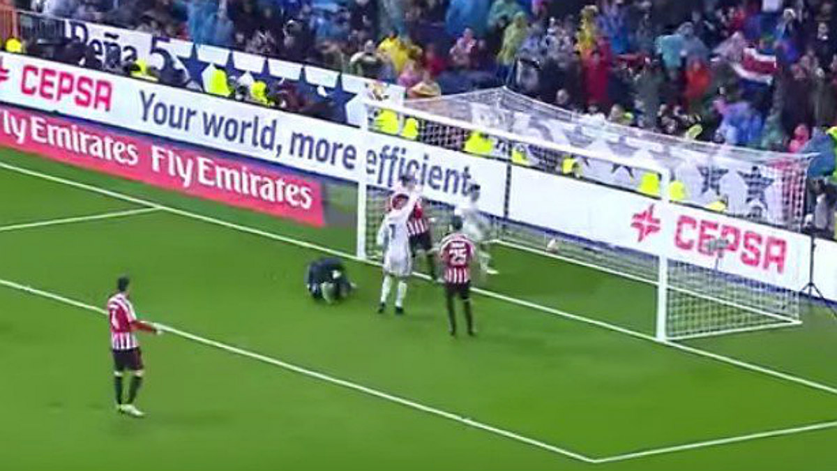 Cristiano Ronaldo levanta la mano en el gol de Morata.