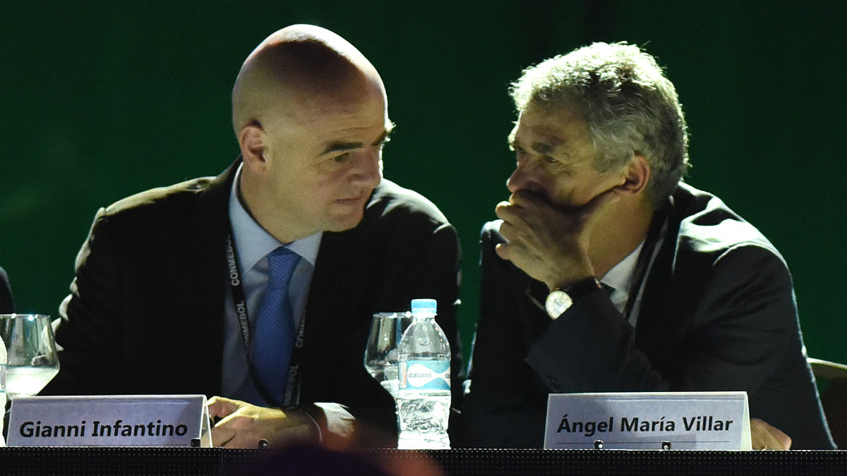 Villar junto a Infantino, presidente de la FIFA (AFP)