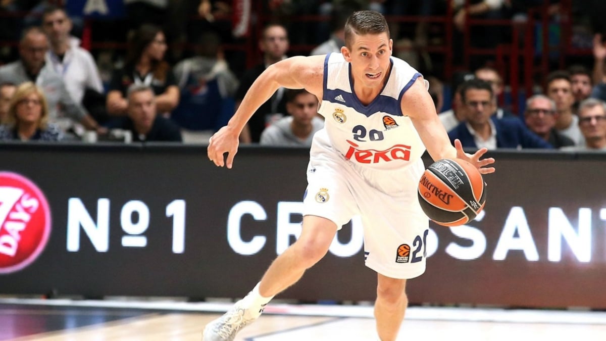 Carroll bota el balón en el encuentro frente al Milán. (Euroleague)