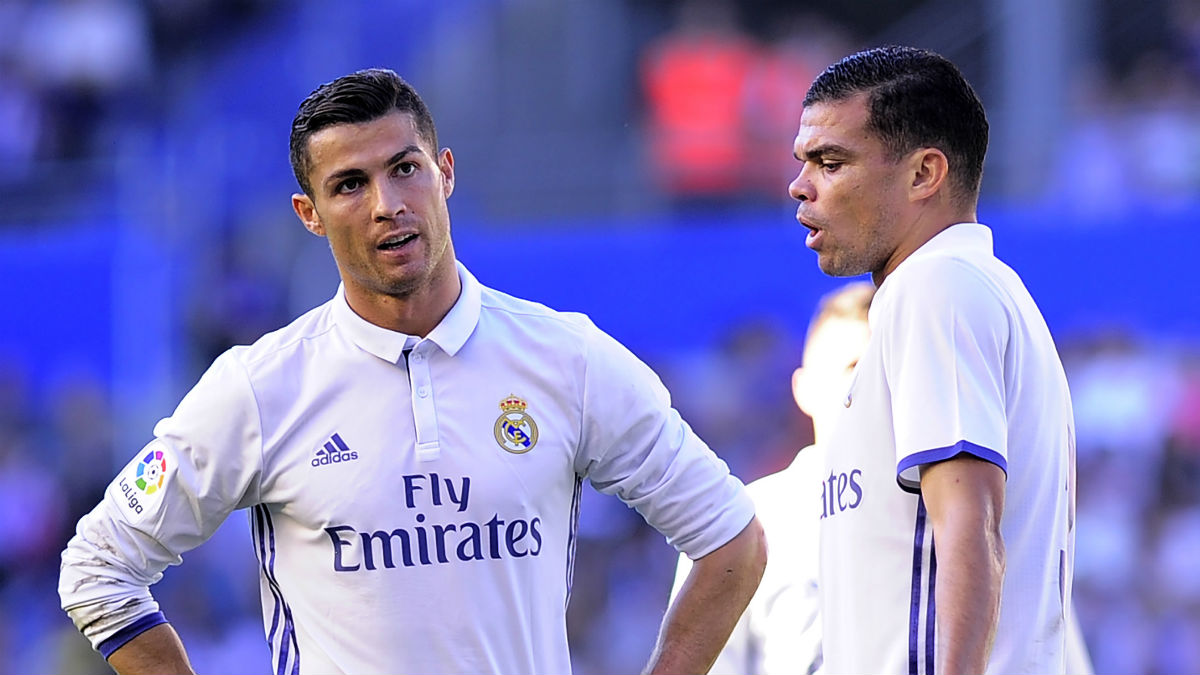 Pepe se lamenta junto a Cristiano Ronaldo. (AFP)