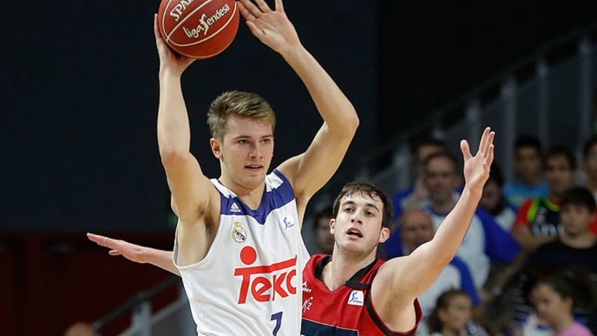 Doncic busca a un compañero. (ACB)