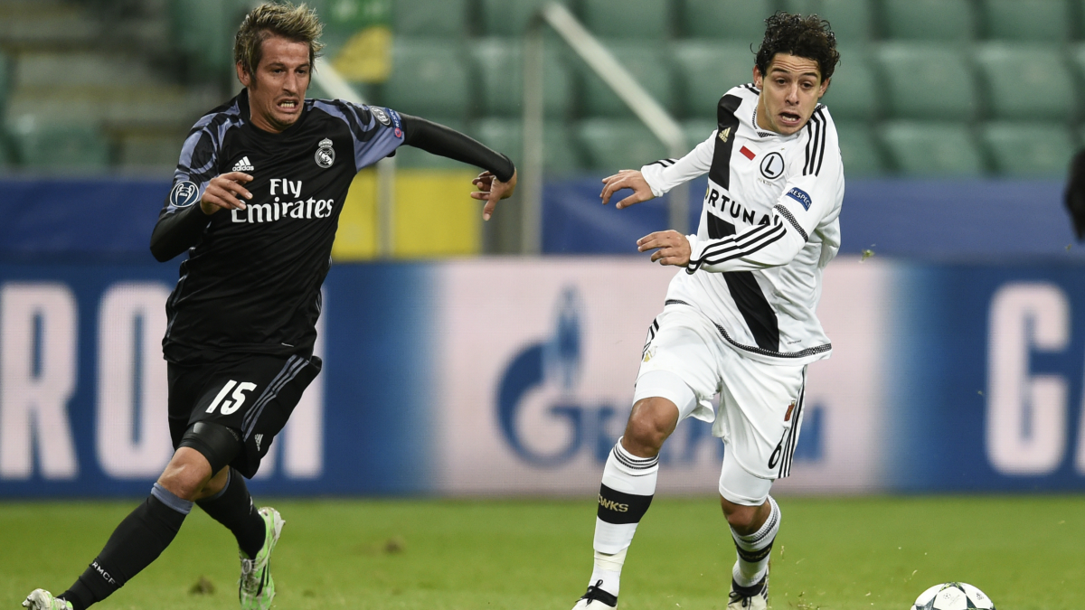 Coentrao persigue a Guilherme en un lance del Legia vs Real Madrid. (AFP)