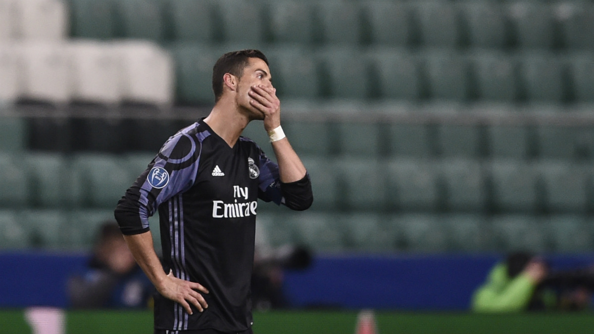 Cristiano Ronaldo se lamenta en el partido ante el Legia. (AFP)