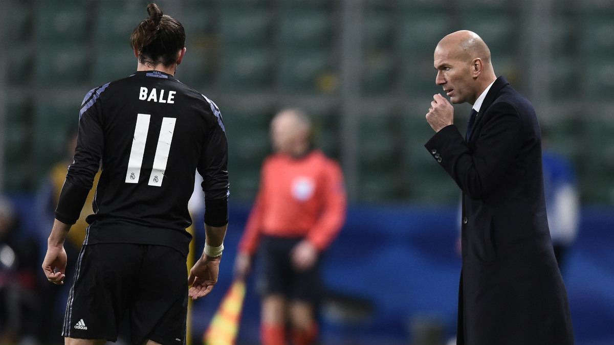 Zidane habla con Bale en Varsovia. (AFP)