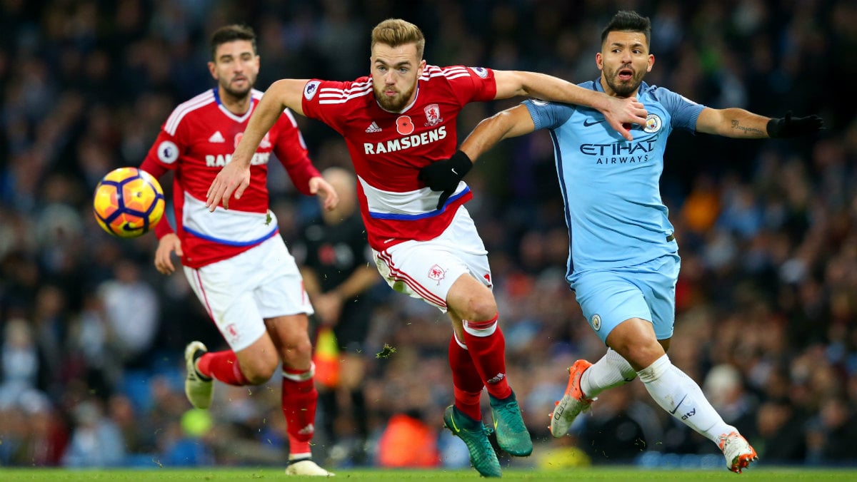 Agüero pelea un balón durante el City-Middlesbrough. (Getty)