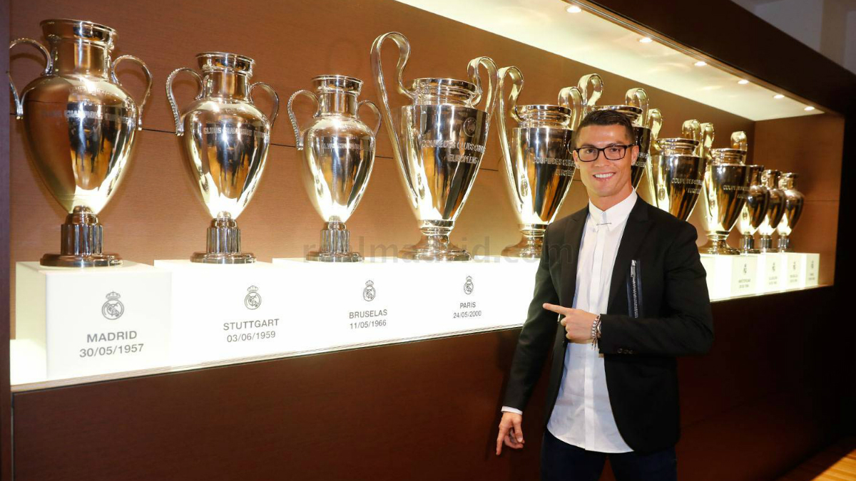 Cristiano Ronaldo posa junto a las Copas de Europa del Real Madrid. (realmadrid.com)