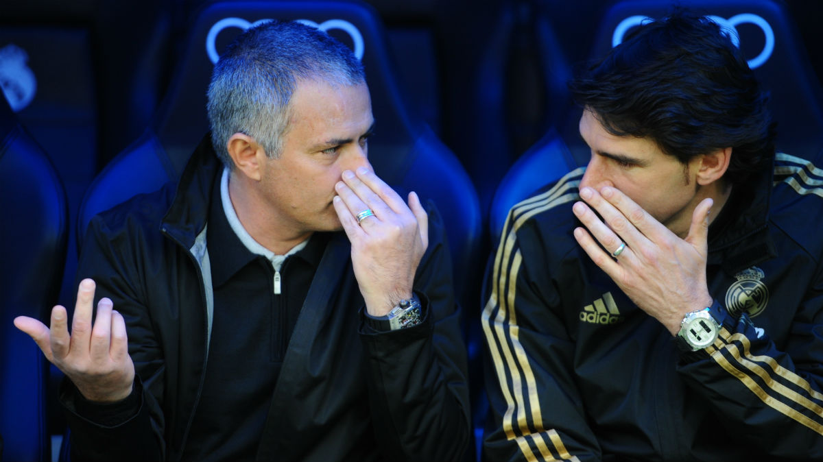 Mourinho y Karanka, en el banquillo del Real Madrid. (AFP)