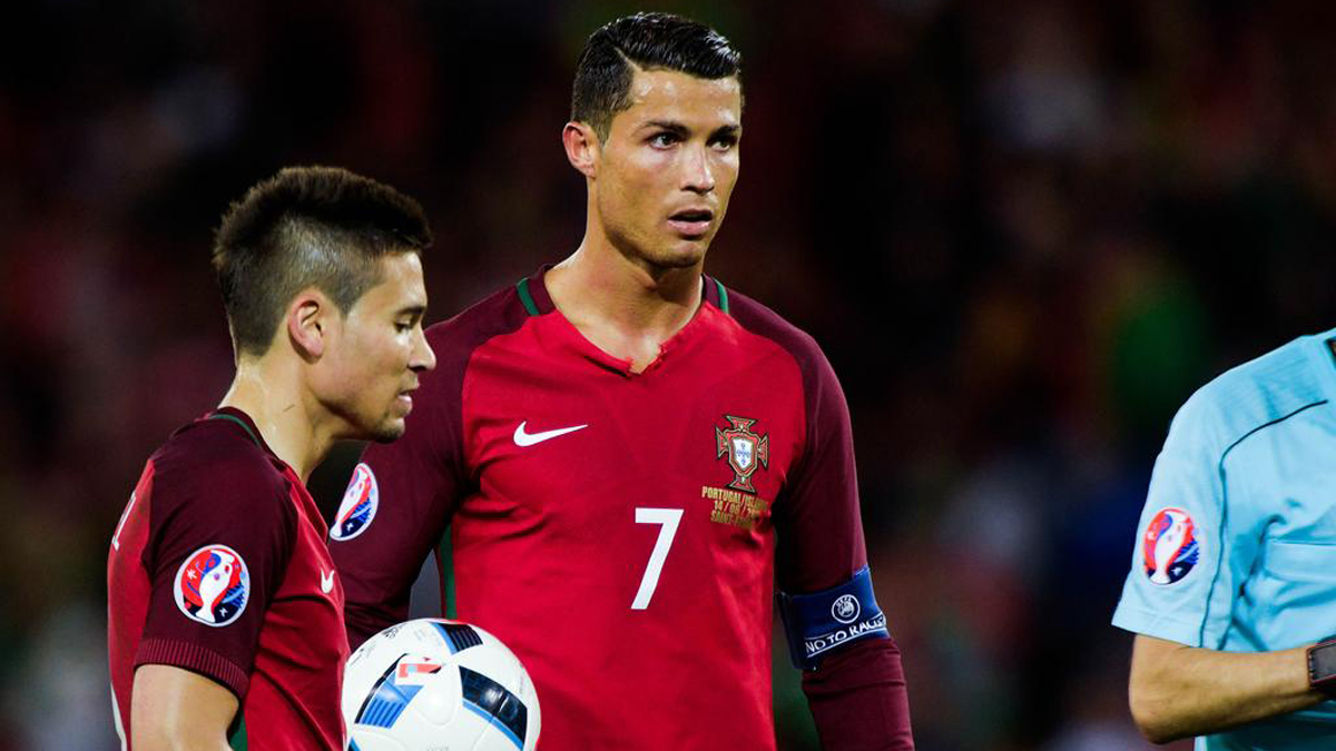 Cristiano Ronaldo y Raphael Guerreiro, durante la pasada Eurocopa de Francia.