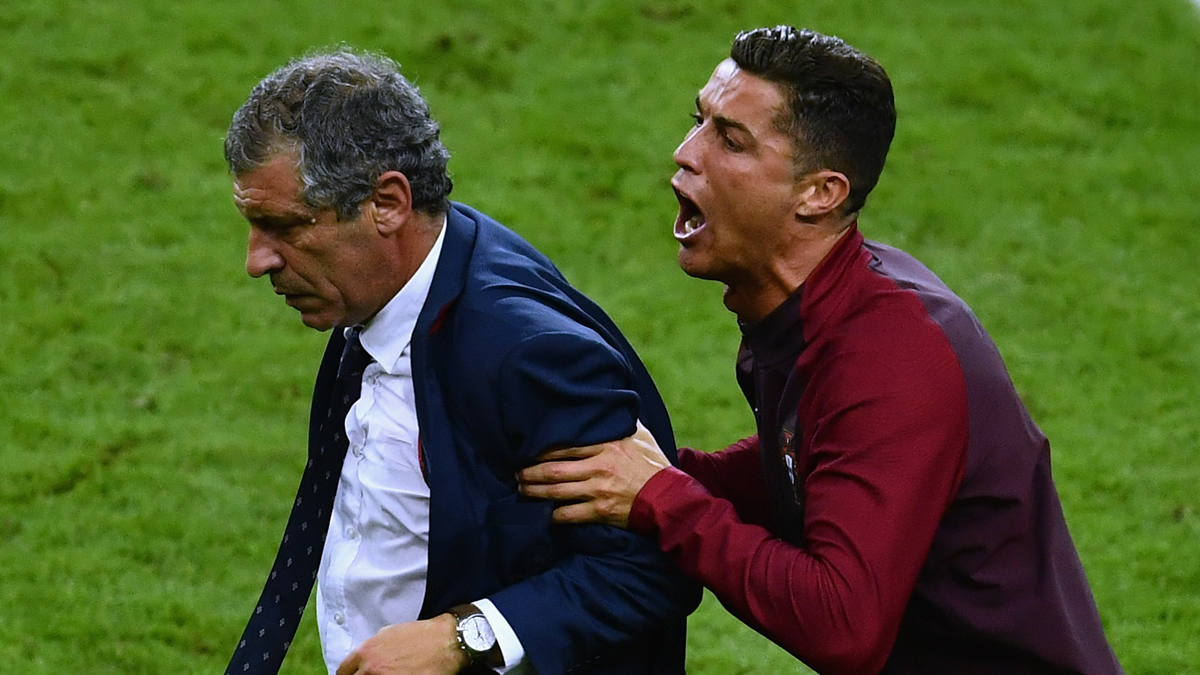 Cristiano Ronaldo y Fernando Santos, celebrando la Eurocopa ganada por Portugal.