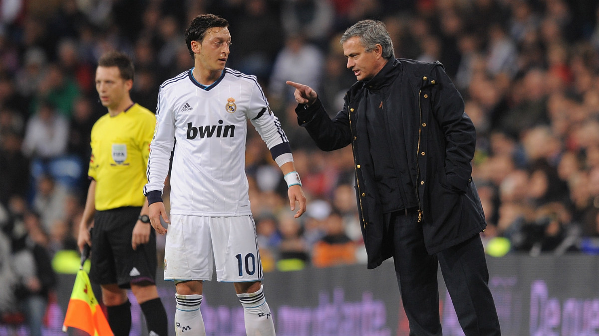 Mourinho conversa con Ozil durante su etapa en el Real Madrid. (Getty)