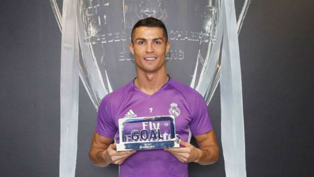Cristiano posa con el premio Goal 50. (Realmadrid.com)
