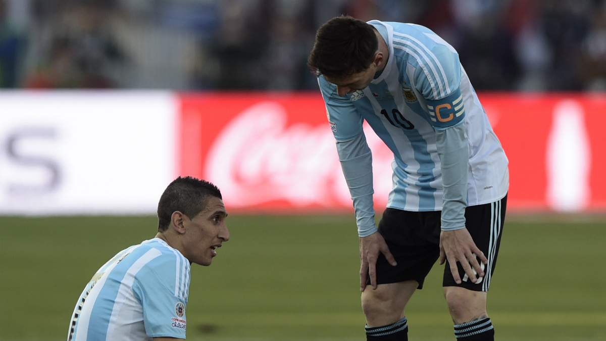 Di María habla con Messi tras la última derrota de Argentina. (AFP)