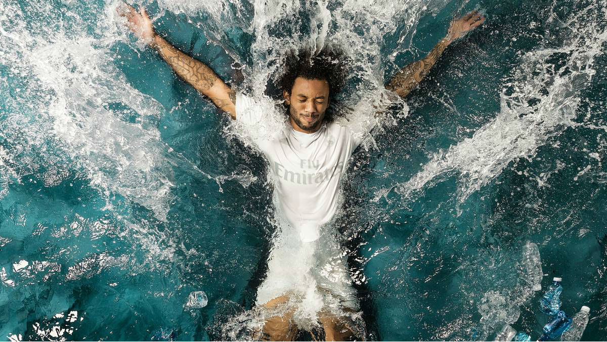 Marcelo con la camiseta fabricada con plástico del mar. (Adidas)