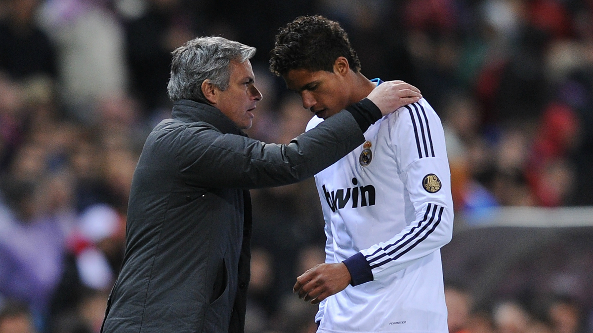 Mourinho aconseja a Varane en un lance del partido. (Getty)