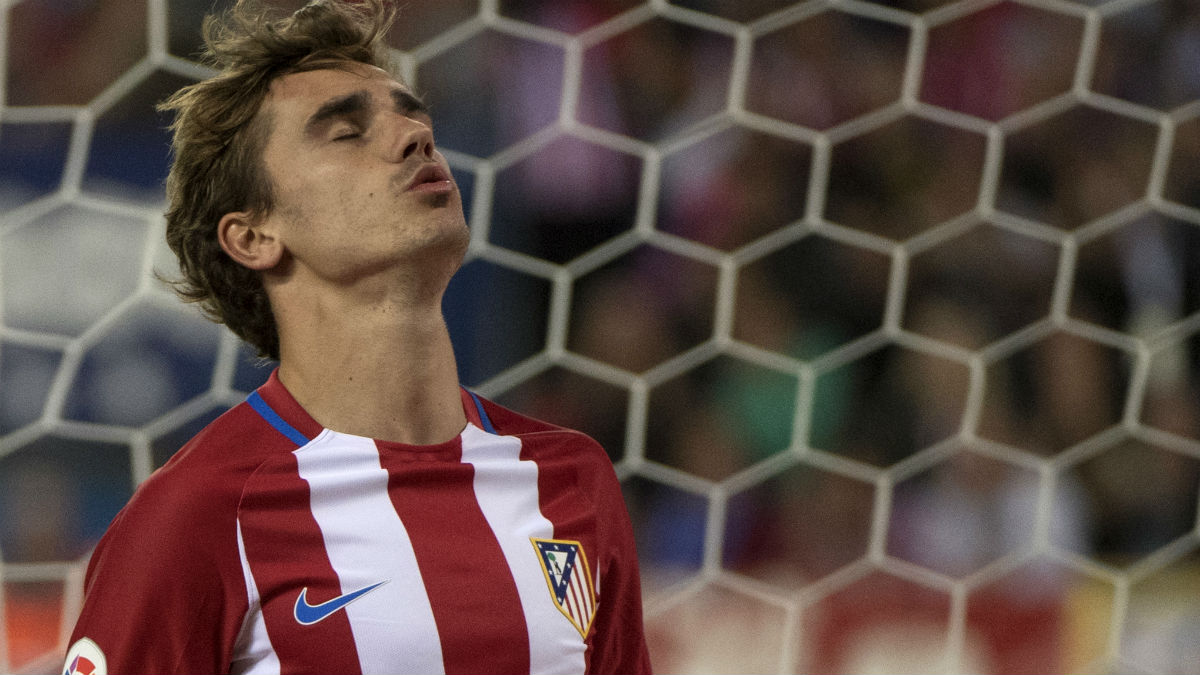 Griezmann se lamenta en una acción con el Atlético de Madrid. (AFP)