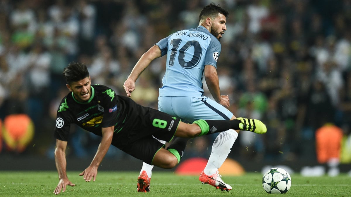 Aguero y Dahoud pelean por un balón. (AFP)