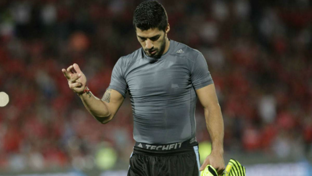 Luis Suárez hace un gesto al abandonar el Chile-Uruguay. (La Cuarta)