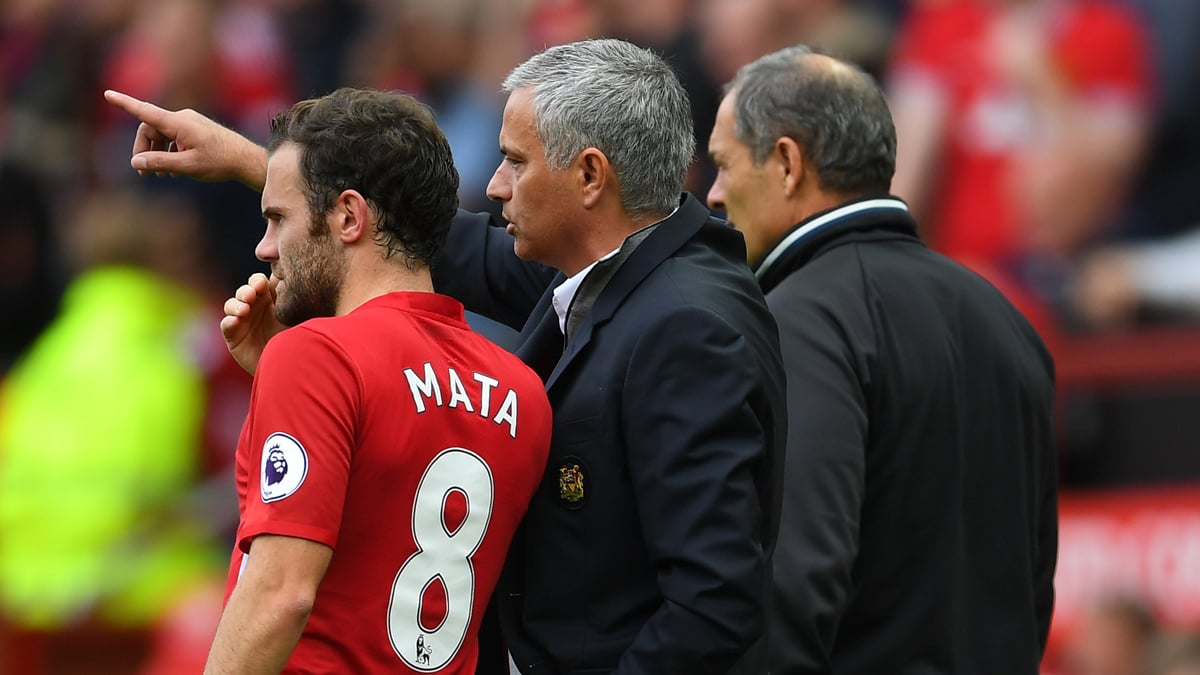 Mourinho, dando órdenes a Juan Mata durante un partido del United.