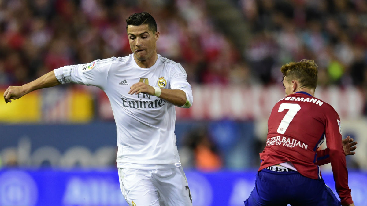 Cristiano Ronaldo intenta superar a Antoine Griezmann. (AFP)
