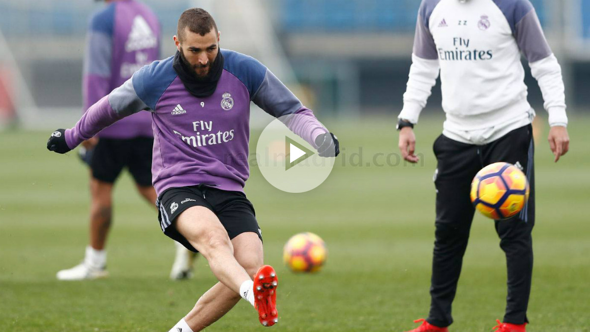 Benzema dispara a puerta durante un entrenamiento. (realmadrid.com)