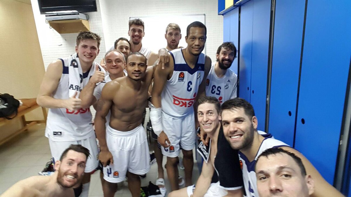 Los jugadores del Real Madrid se fotografían en el vestuario del Palau Blaugrana.