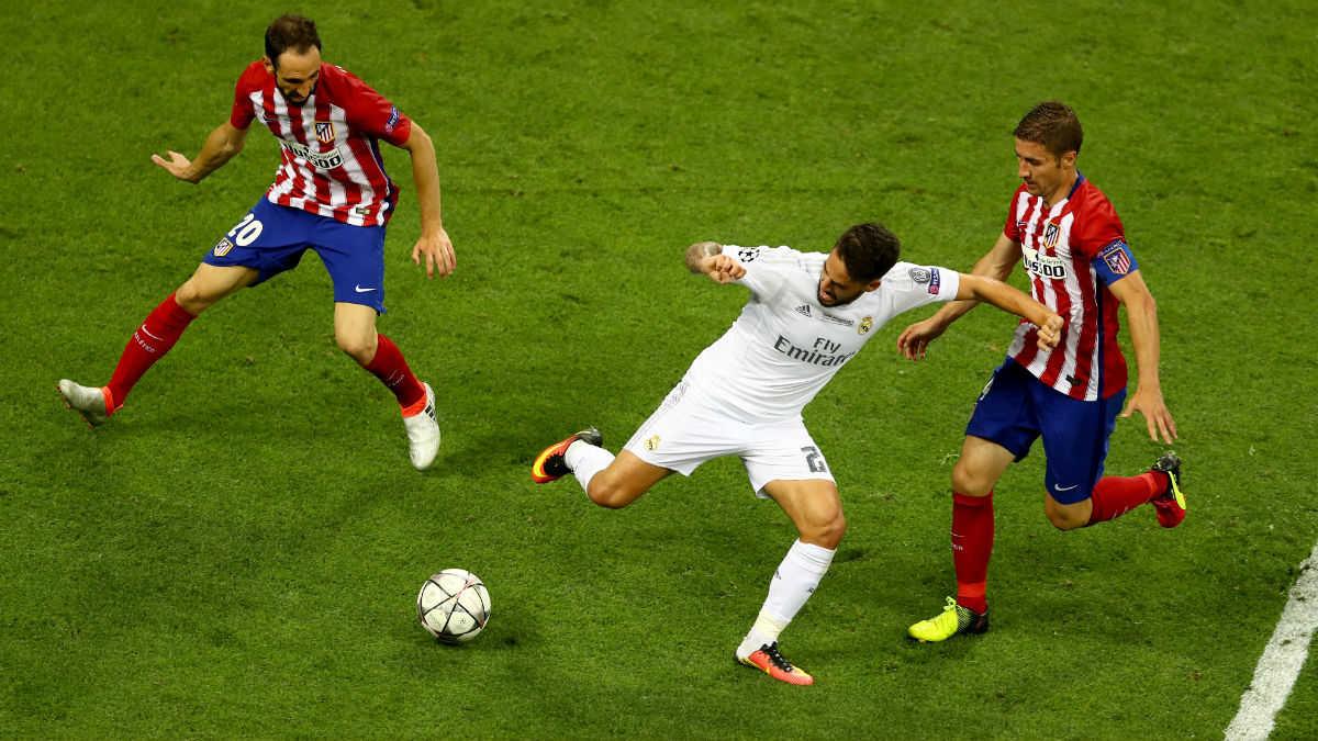 Isco, perseguido por Gabi y Juanfran en la final de la Champions. (Getty)