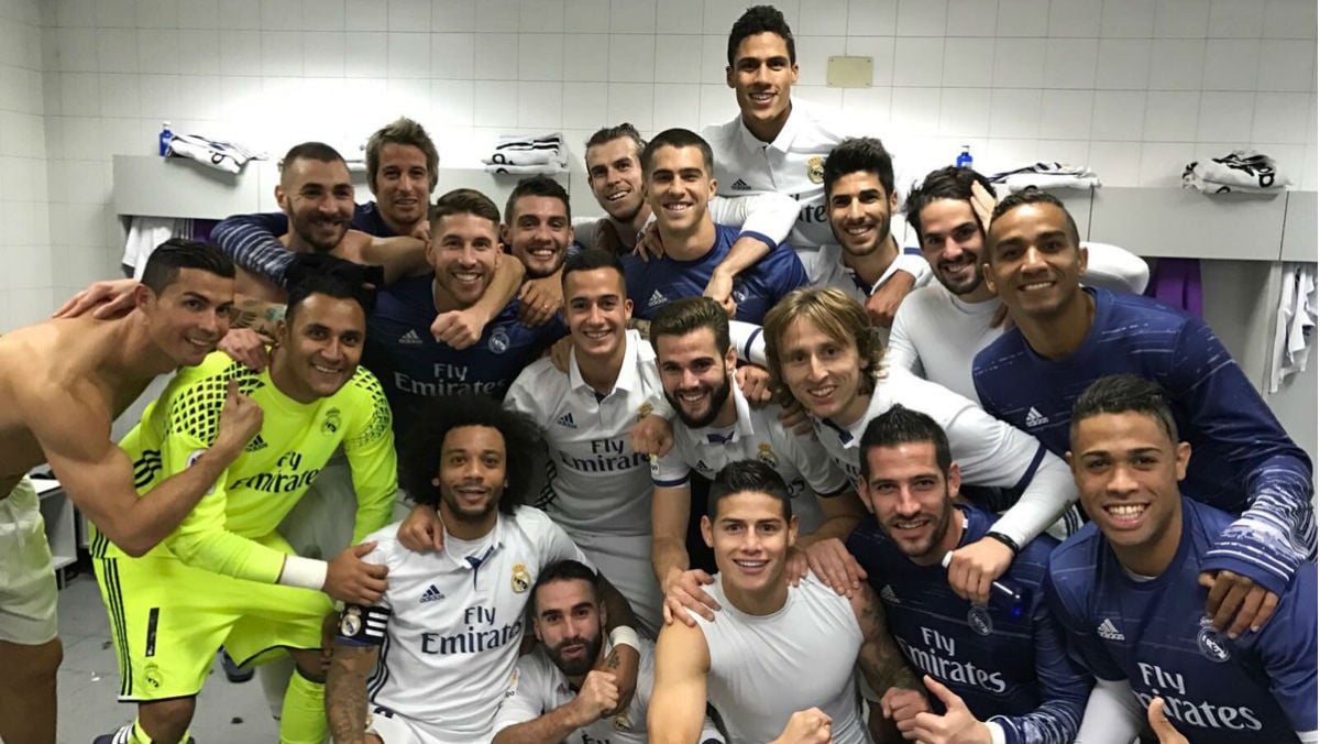 El Real Madrid se hace la foto de los ganadores en el vestuario del Calderón. (Twitter de Sergio Ramos)