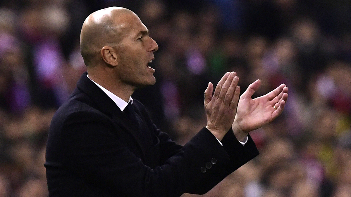Zidane, aplaudiendo a sus jugadores durante el derbi.