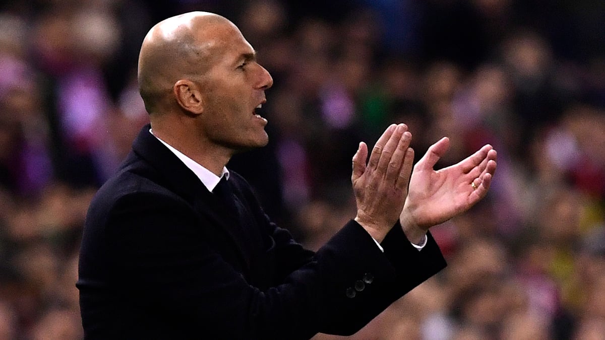 Zidane, aplaudiendo a sus jugadores durante el derbi.