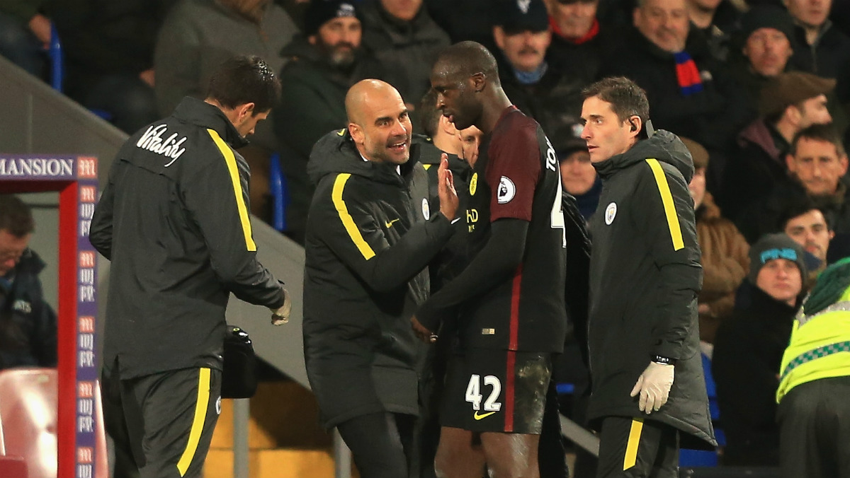 Guardiola felicita a Yaya Touré al término del partido. (Getty)