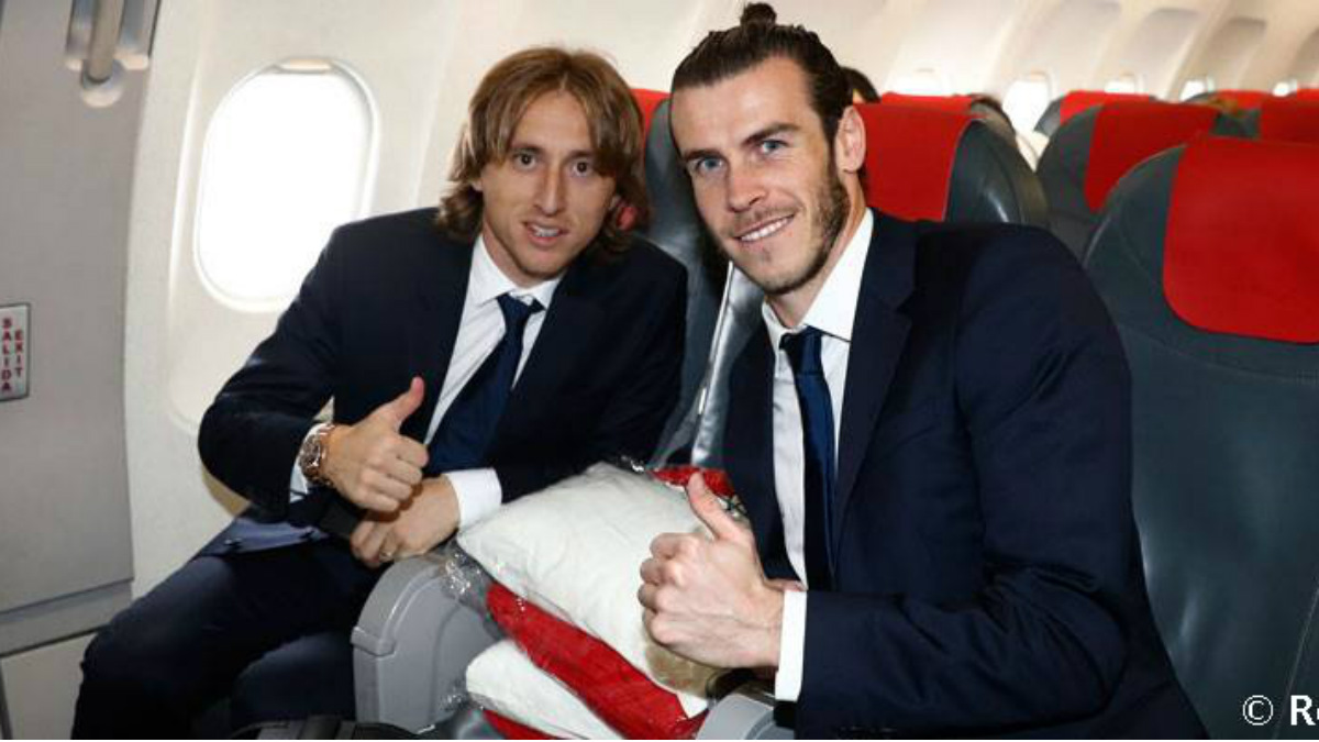 Modric y Bale, en el avión rumbo a Lisboa. (realmadrid.com)