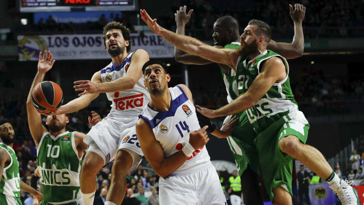 Llull entra a canasta en el encuentro frente al Unics Kazán. (EFE)