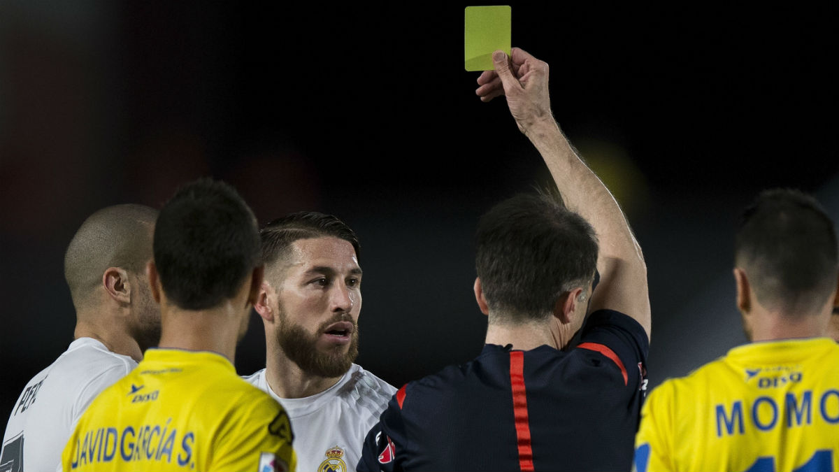 Sergio Ramos ve una amarilla en un partido contra Las Palmas. (Getty)
