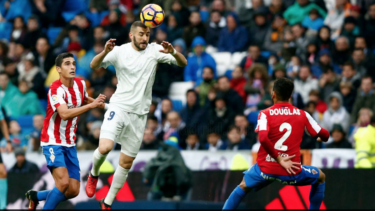 Benzema cabecea un balón ante el Sporting. (Realmadrid.com)