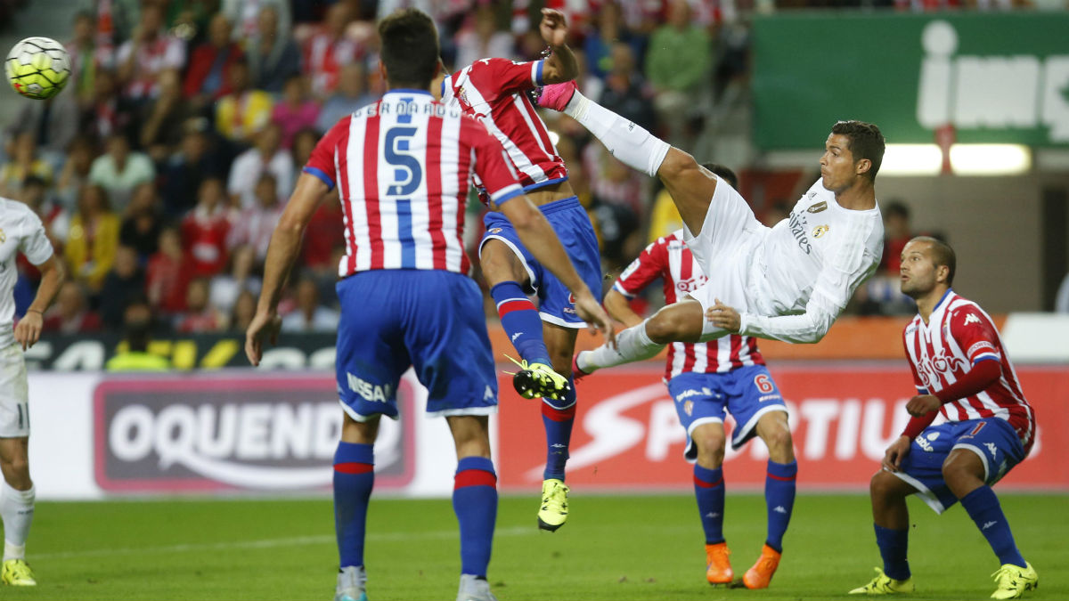 Sporting 5. Ronaldo Kicks Sporting Gijon Player's ass.