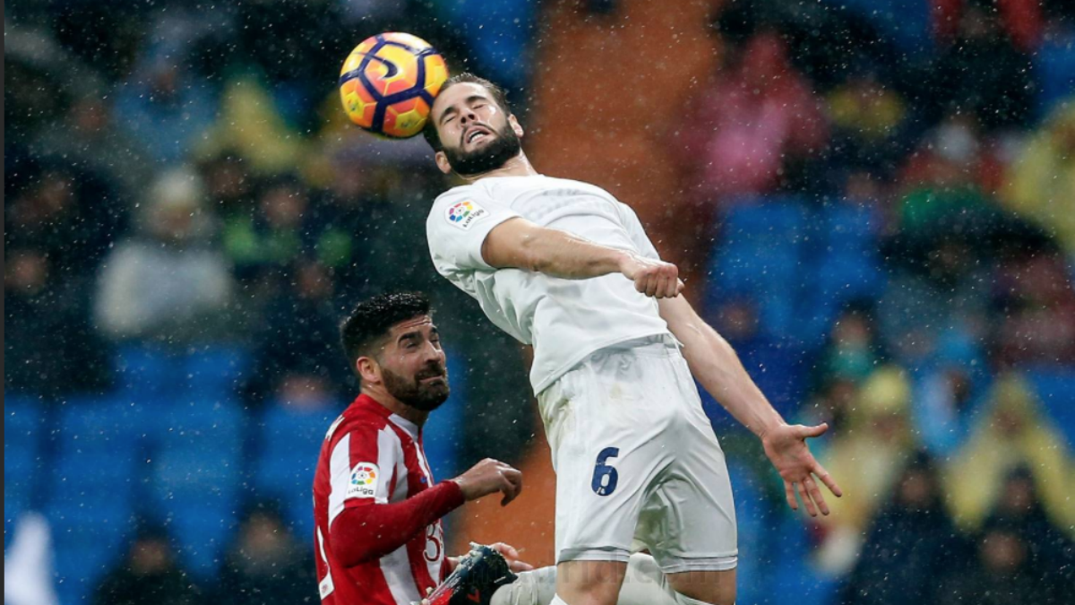 Nacho Fernández pelea un balón. (Realmadrid.com)