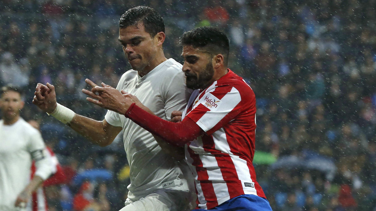 Pepe pelea un balón durante el Real Madrid Vs Sporting de Gijón. (EFE)