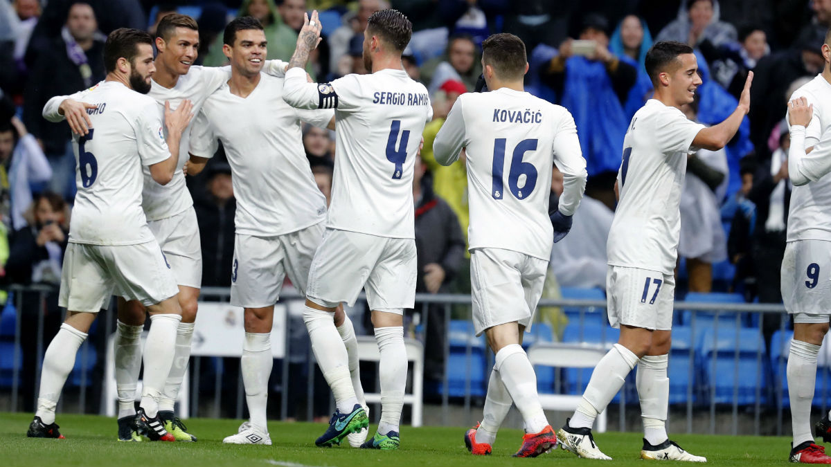 Los jugadores del Real Madrid celebran el segundo gol de Cristiano. (EFE)