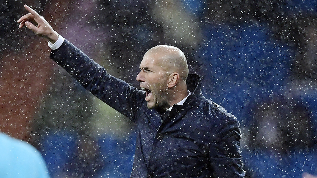 Zidane, dando órdenes durante el partido ante el Sporting.