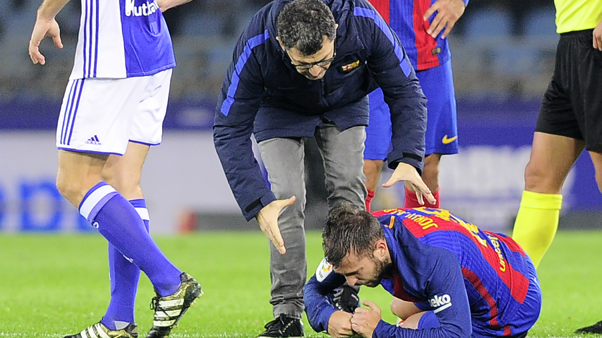 Jordi Alba se retuerce en el suelo después de su lesión. (EFE)