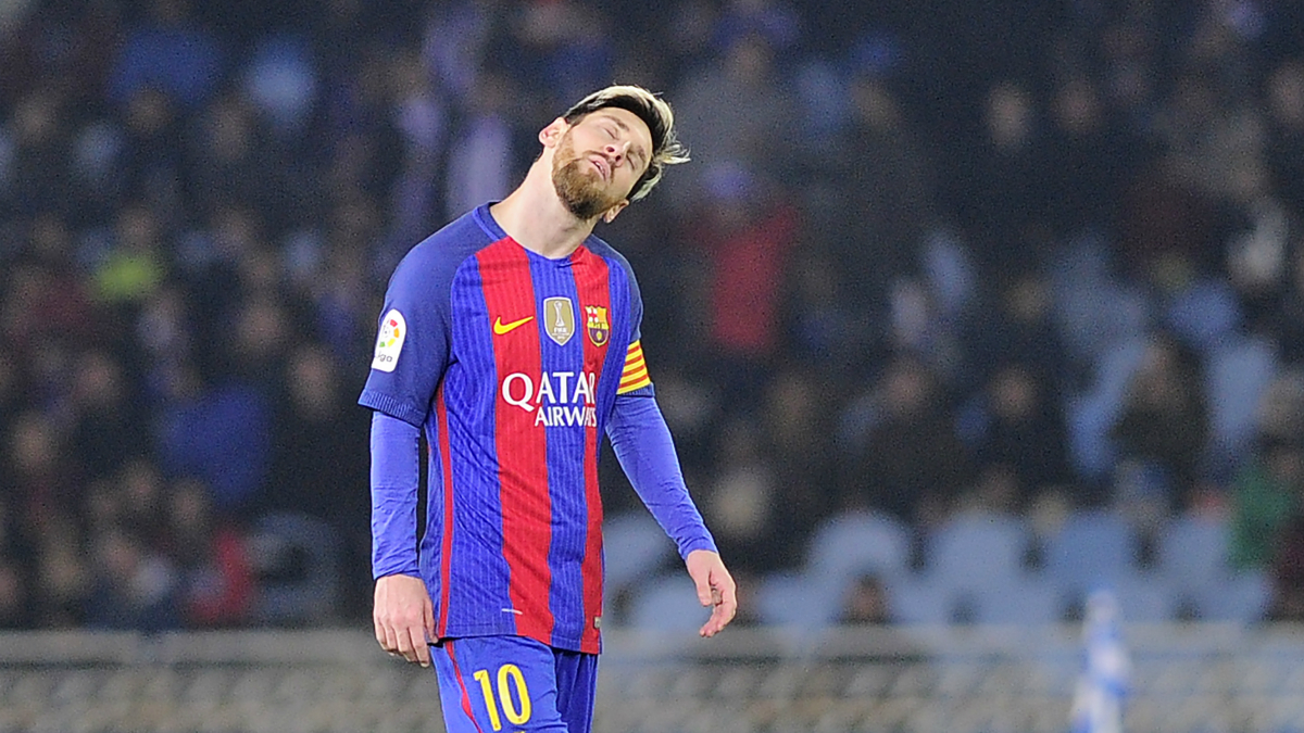Messi estira el cuello en el encuentro frente a la Real Sociedad. (AFP)