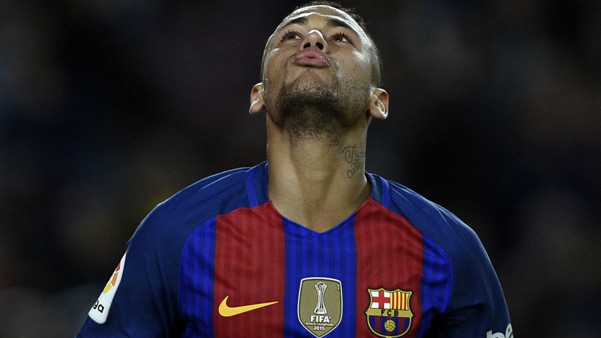 Neymar mira al cielo en Anoeta. (AFP)
