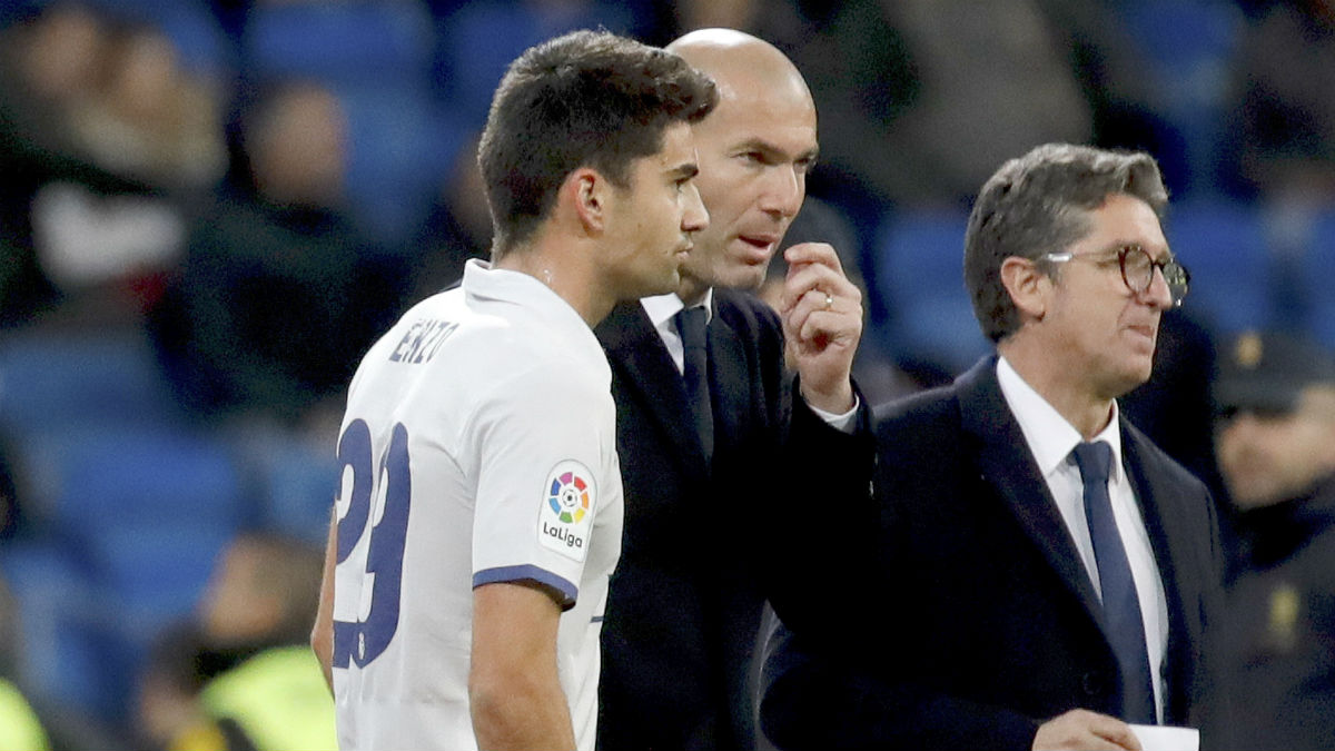 Zidane charla con Enzo antes de un partido. (EFE)