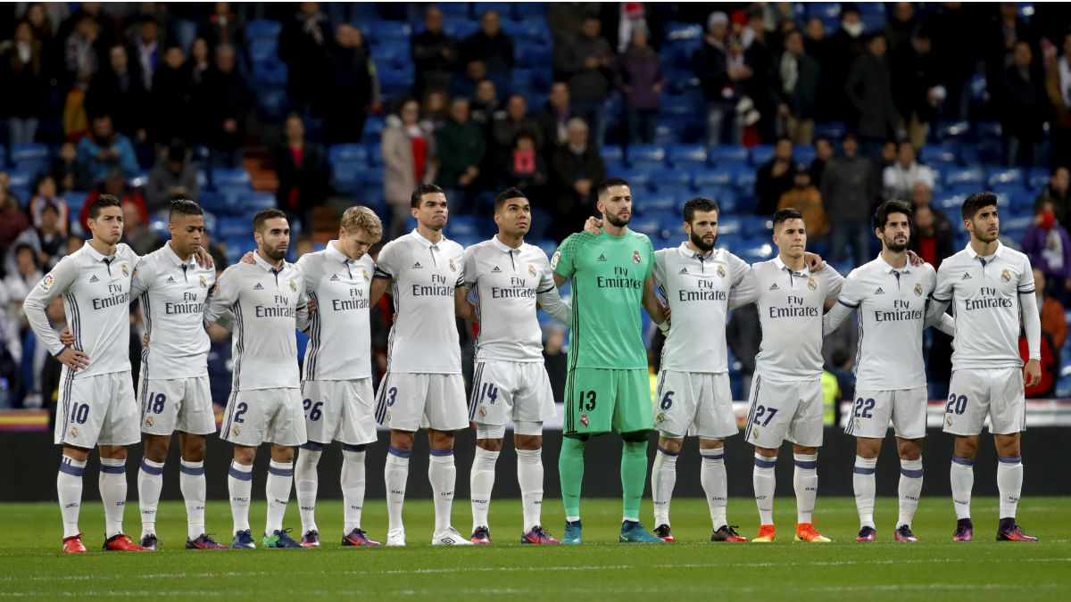 El Real Madrid guarda un minuto de silencio en recuerdo del Chapecoense. (EFE)