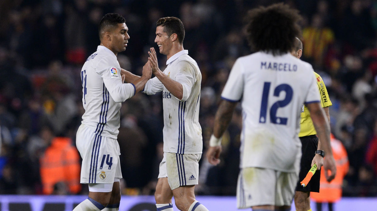 Casemiro celebra con Cristiano el empate del Clásico. (AFP)