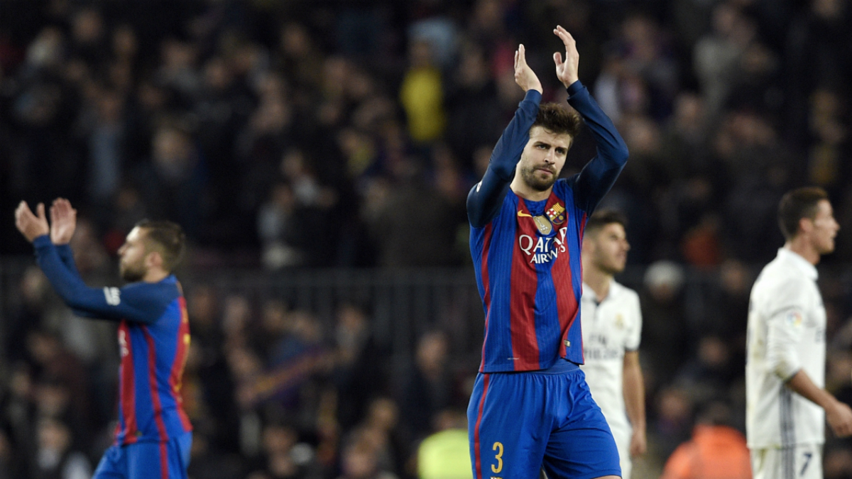 Piqué aplaude a sus aficionados después del Clásico. (AFP)