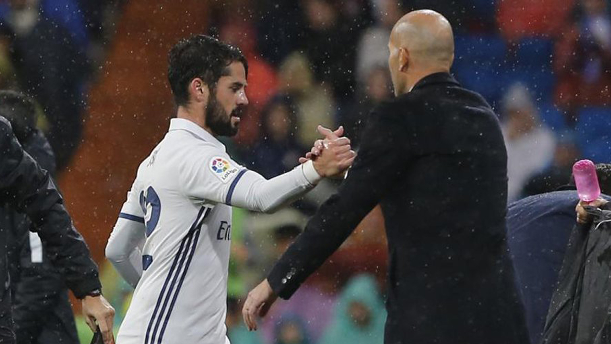 Isco saluda a Zidane tras ser sustituido durante un encuentro.