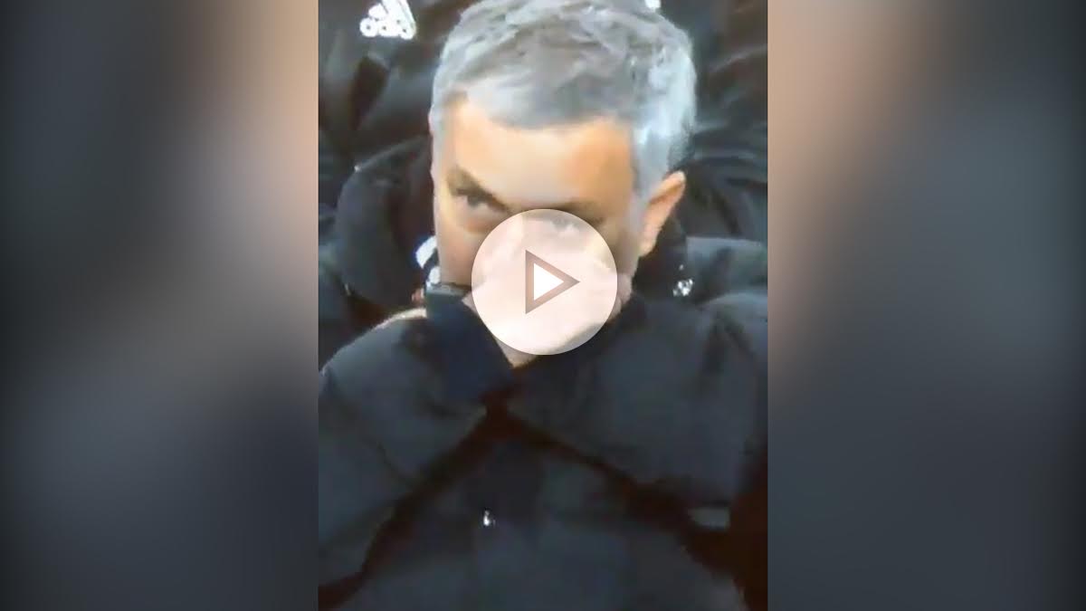 El extraño gesto de Mourinho en el banquillo.