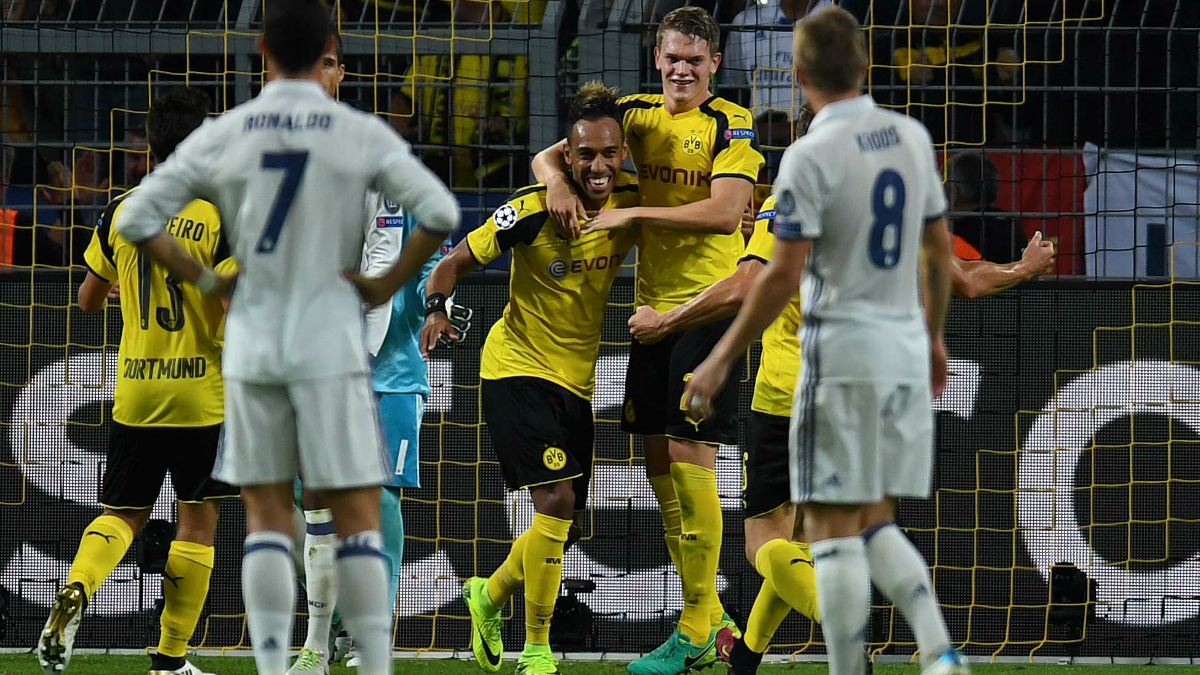 Loa jugadores del Dortmund celebran un gol frente al Madrid. (AFP)